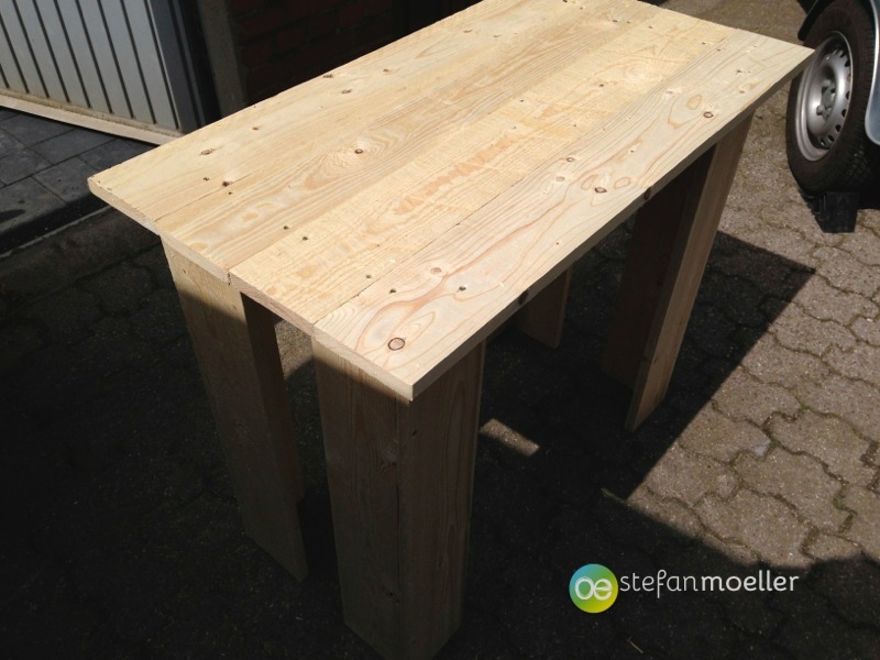 Gartentisch bauen fertiger Tisch